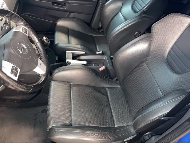 Opel Zafira B OPC Recaro Bőr Ülésgarnitúra Kárpitokkal.